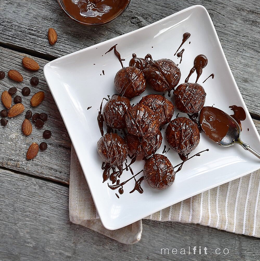 Healthy Dark Chocolate & Cherry Energy Balls